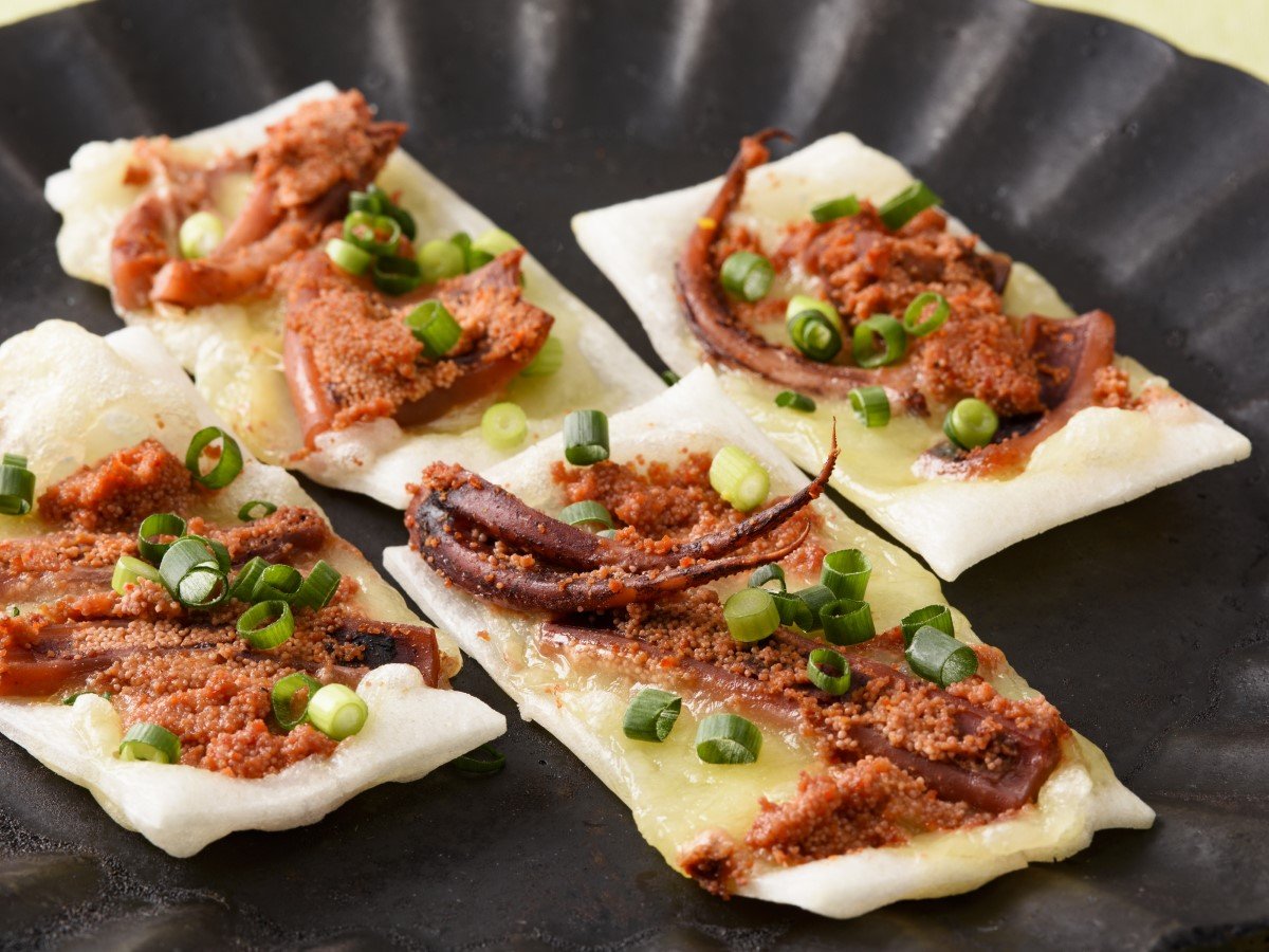 切り餅に乗せて焼くだけの缶つまレシピ「いか明太餅」 - ROJI日本橋 ONLINE STORE