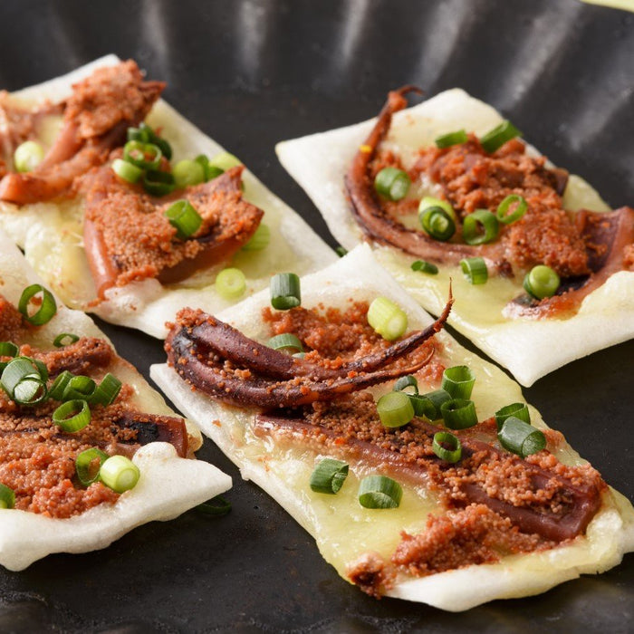 切り餅に乗せて焼くだけの缶つまレシピ「いか明太餅」 - ROJI日本橋 ONLINE STORE