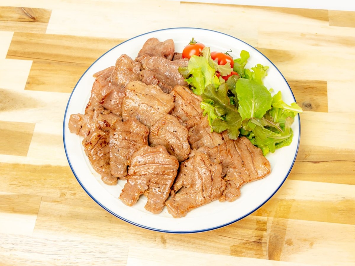 【送料込み】【宮城県】仔牛の牛タン丸ごと一本塩麹熟成620ｇ - ROJI日本橋 ONLINE STORE