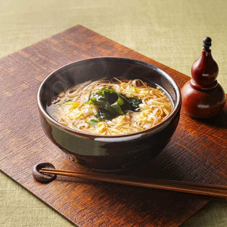 【送料込み】【秋田県】お湯を注ぐだけの稲庭うどんしょうゆスープかきたま付き 8食セット